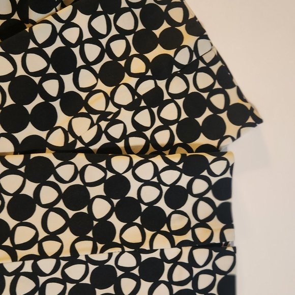 INC International Concepts - Cream/Black Geometric STRETCH Capri Pants - Size 6 - Picture 4 of 8